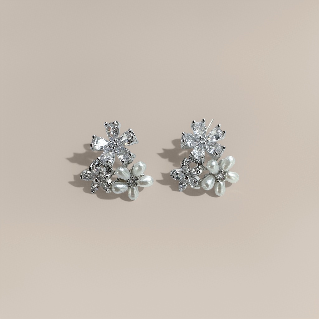 Flower-shaped earrings with a fashionable and simple design are light and versatile accessories details Picture