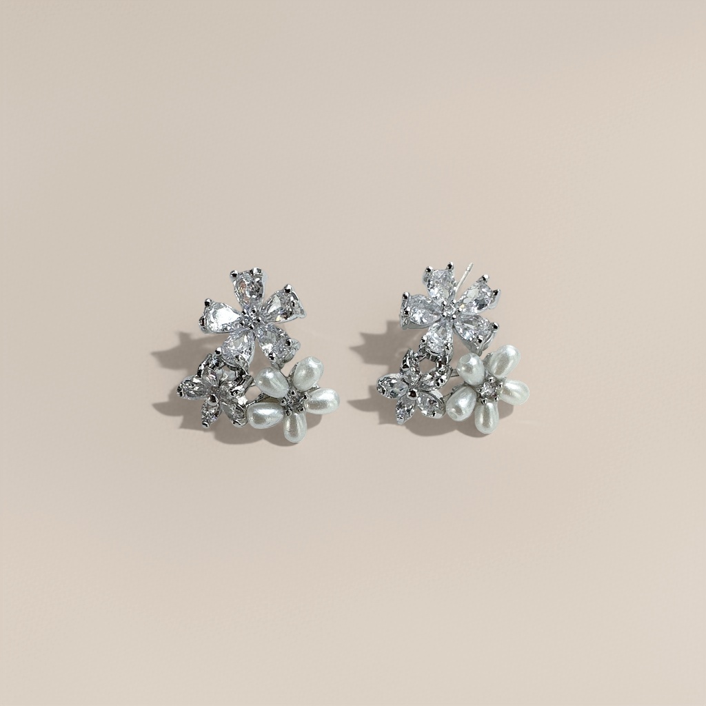 Flower-shaped earrings with a fashionable and simple design are light and versatile accessories