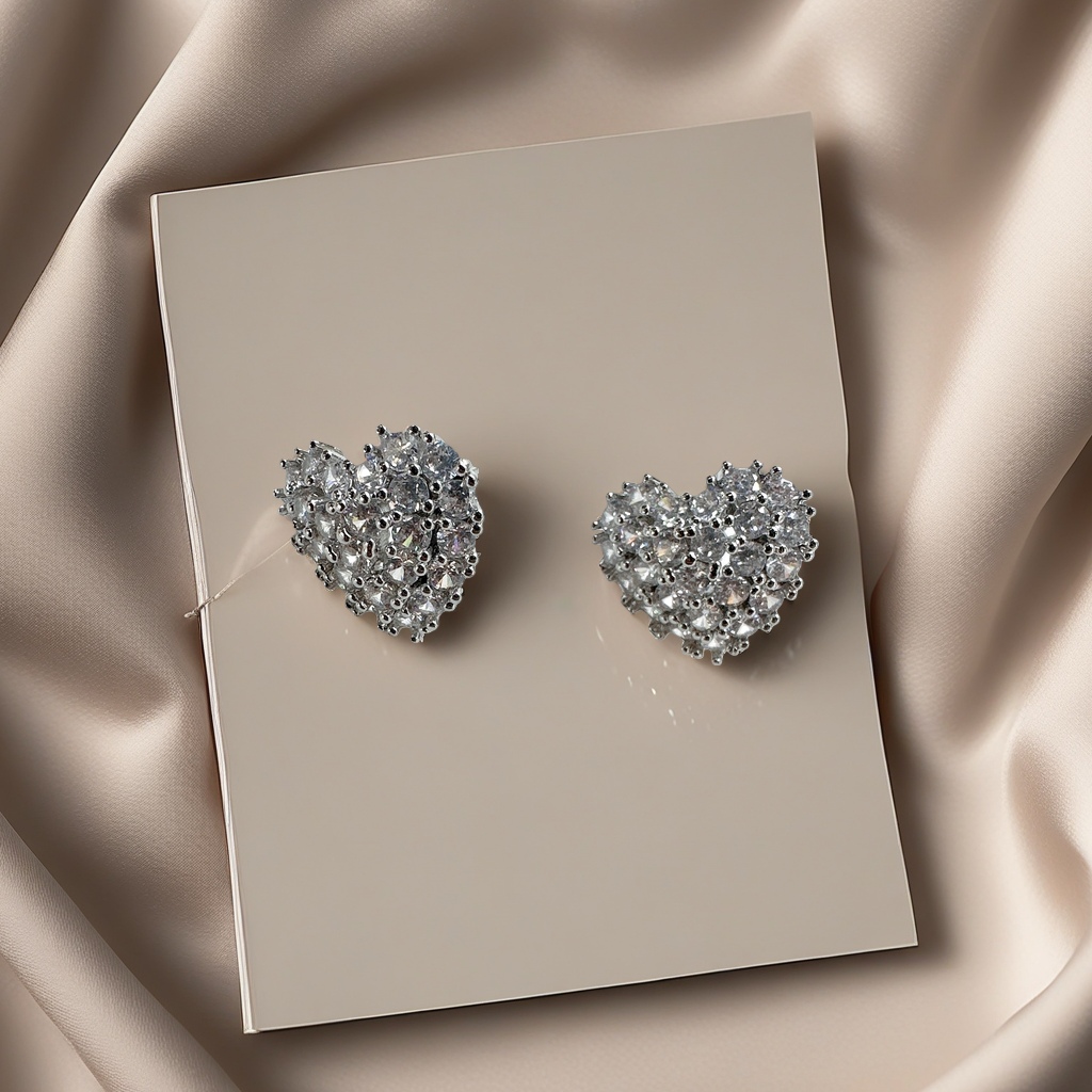 Heart-shaped diamond stud earrings set in 18K gold, a light luxury and fashionable accessory for women