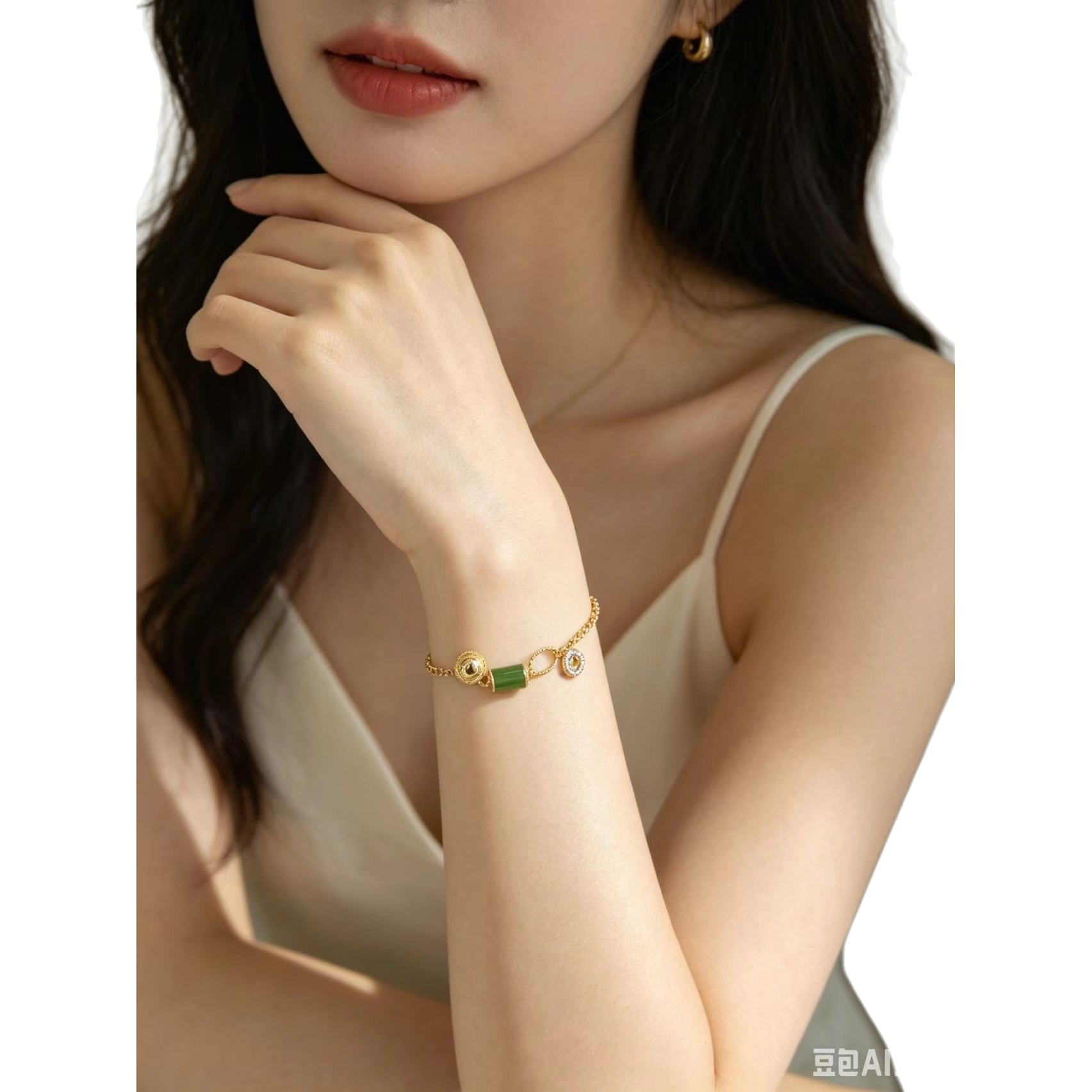 The golden bracelet with green gemstones for women's arm decoration is simple and fashionable Item Picture