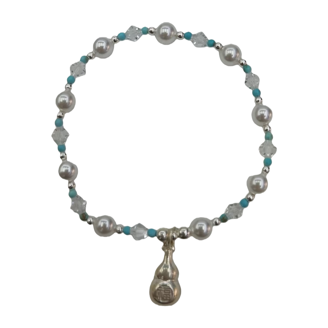 A 925 sterling silver fine chain bracelet is a light luxury accessory that women wear frequently in daily life Item Picture