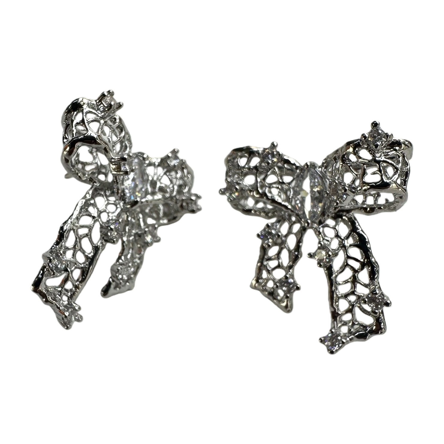 Silver hollowed-out bow stud earrings are fashionable, simple and versatile earrings Item Picture