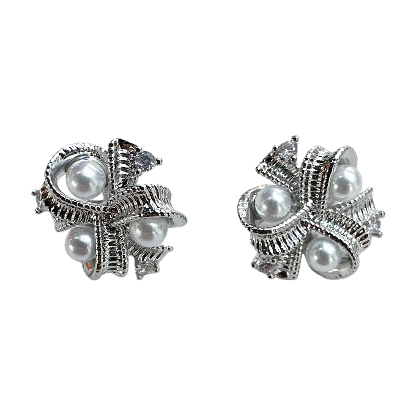 Pearl stud earrings for women are fashionable and simple. They are 18K gold-coated anti-allergy stud earrings Item Picture