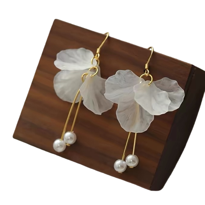 Flower-shaped earrings are fashionable and simple designs, light and versatile accessories Item Picture