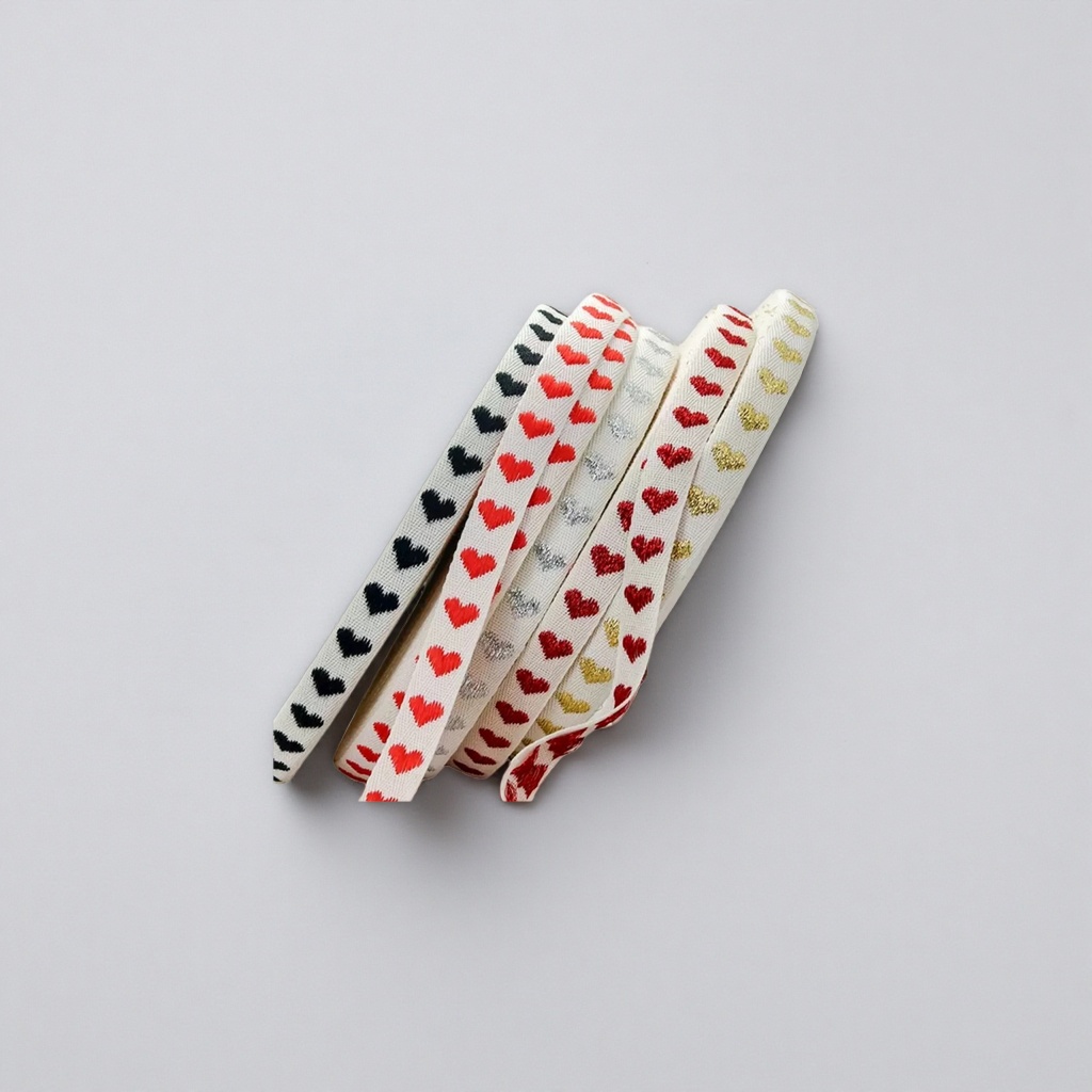 The white heart-shaped pattern webbing is 1.5cm wide and the length can be cut and sewn for DIY accessories details Picture