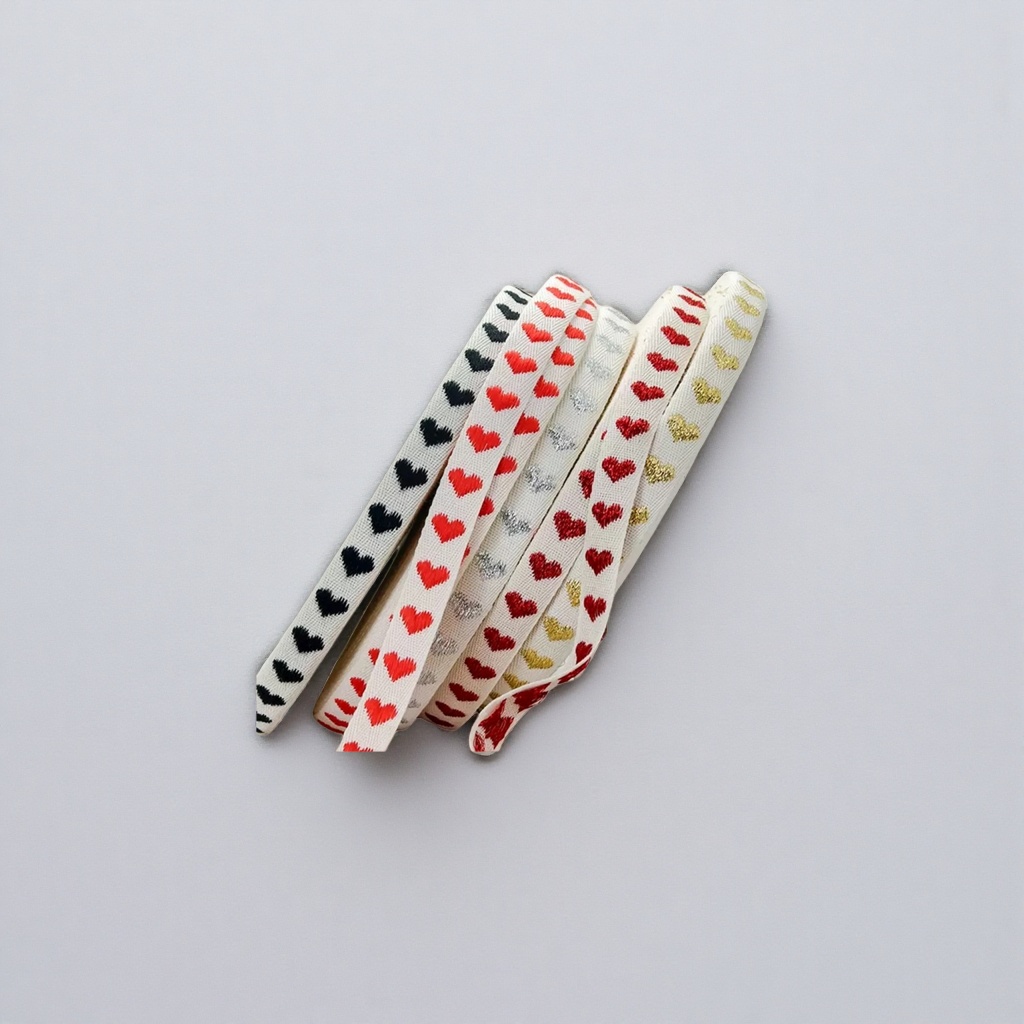 The white heart-shaped pattern webbing is 1.5cm wide and the length can be cut and sewn for DIY accessories Specification image
