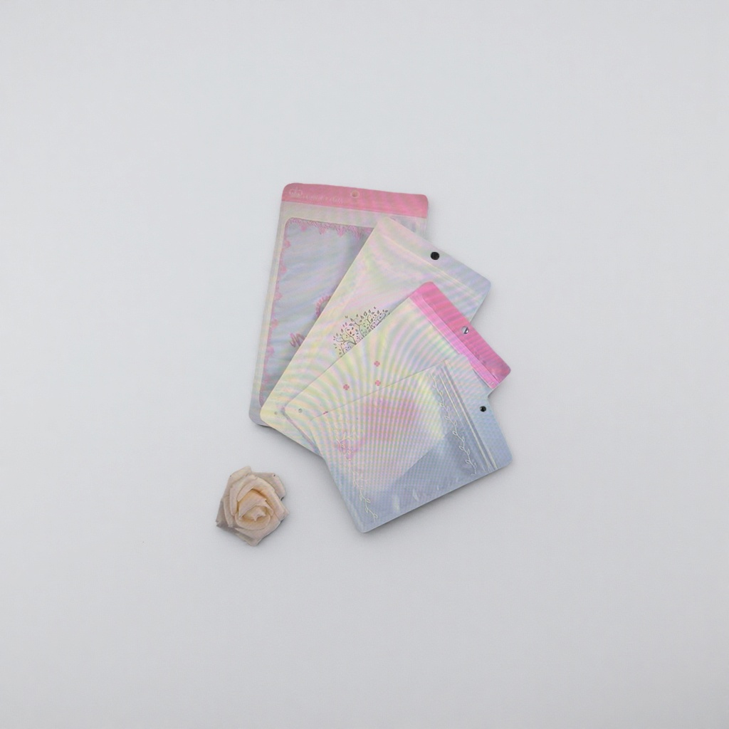 Bolsa ziplock transparente con bordes rosados apilados fondo azul claro rosa blanco papel de red Specification image