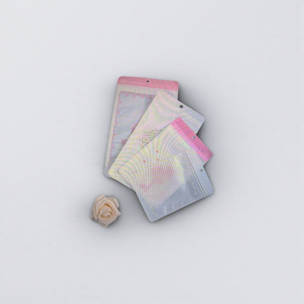 Bolsa ziplock transparente con bordes rosados apilados fondo azul claro rosa blanco papel de red