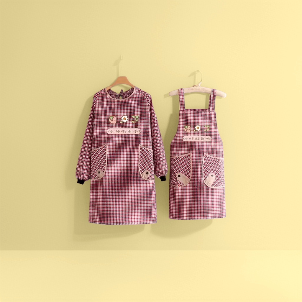 The red and white checkered strawberry Daisy apron features a long-sleeved one-piece design on the left side and a short pocket with a small fish decoration on the right side Application Scenario