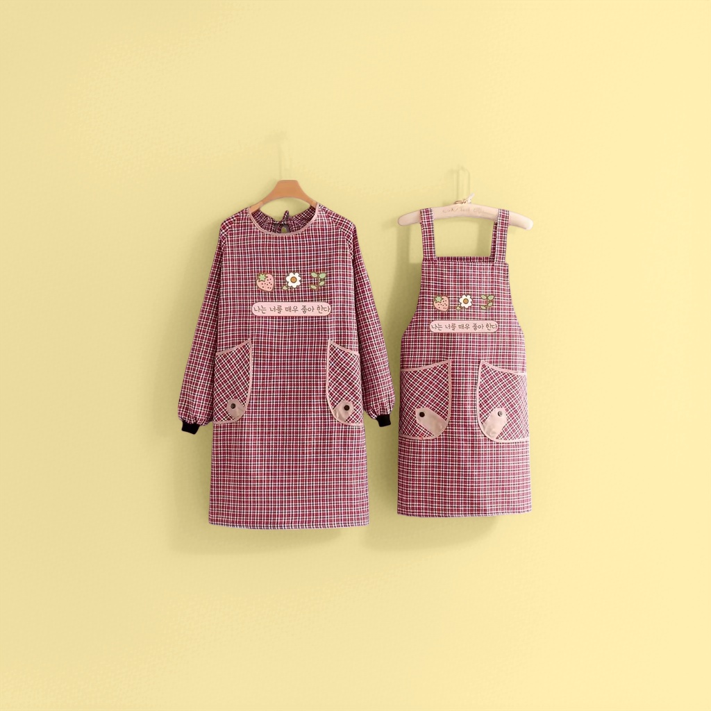 The red and white checkered strawberry Daisy apron features a long-sleeved one-piece design on the left side and a short pocket with a small fish decoration on the right side Specification image