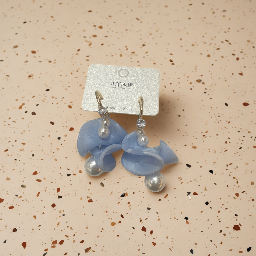 Pendientes de forma de flor azul claro adornado con perlas con cristal de lujo ligero orejeras Application Scenario