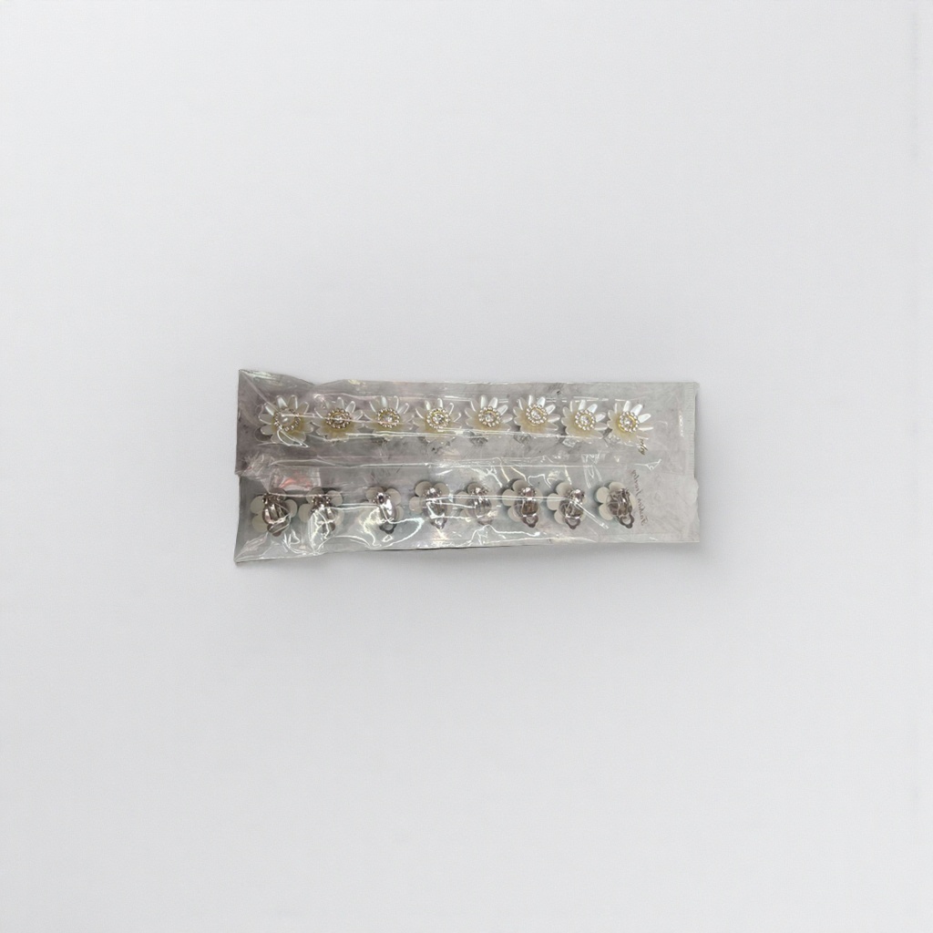 白色花朵造型耳夹 透明塑料包装 耳饰女时尚简约