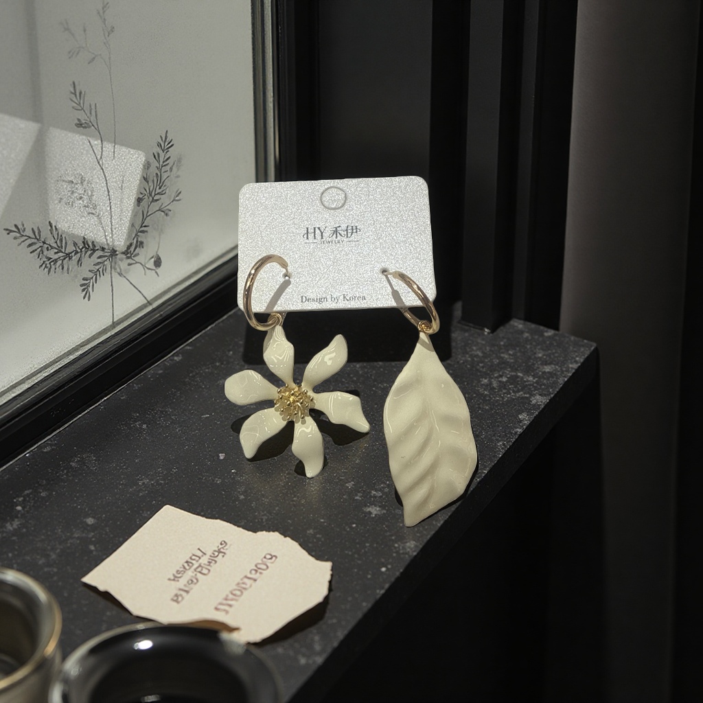 The white flower and leaf-shaped earrings feature a fashionable, simple and light luxury design details Picture