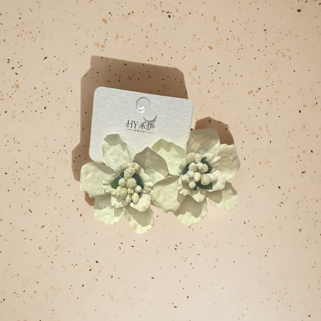 تُصمَّم اوراق الاقراط البيضاء على شكل اوراق مزخرفة بأذن خفيفة Specification image
