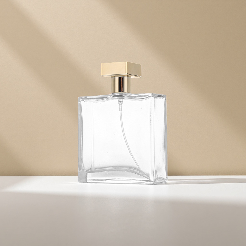 A 30ml exquisite fragrance container with a transparent glass perfume bottle and a golden square cap details Picture
