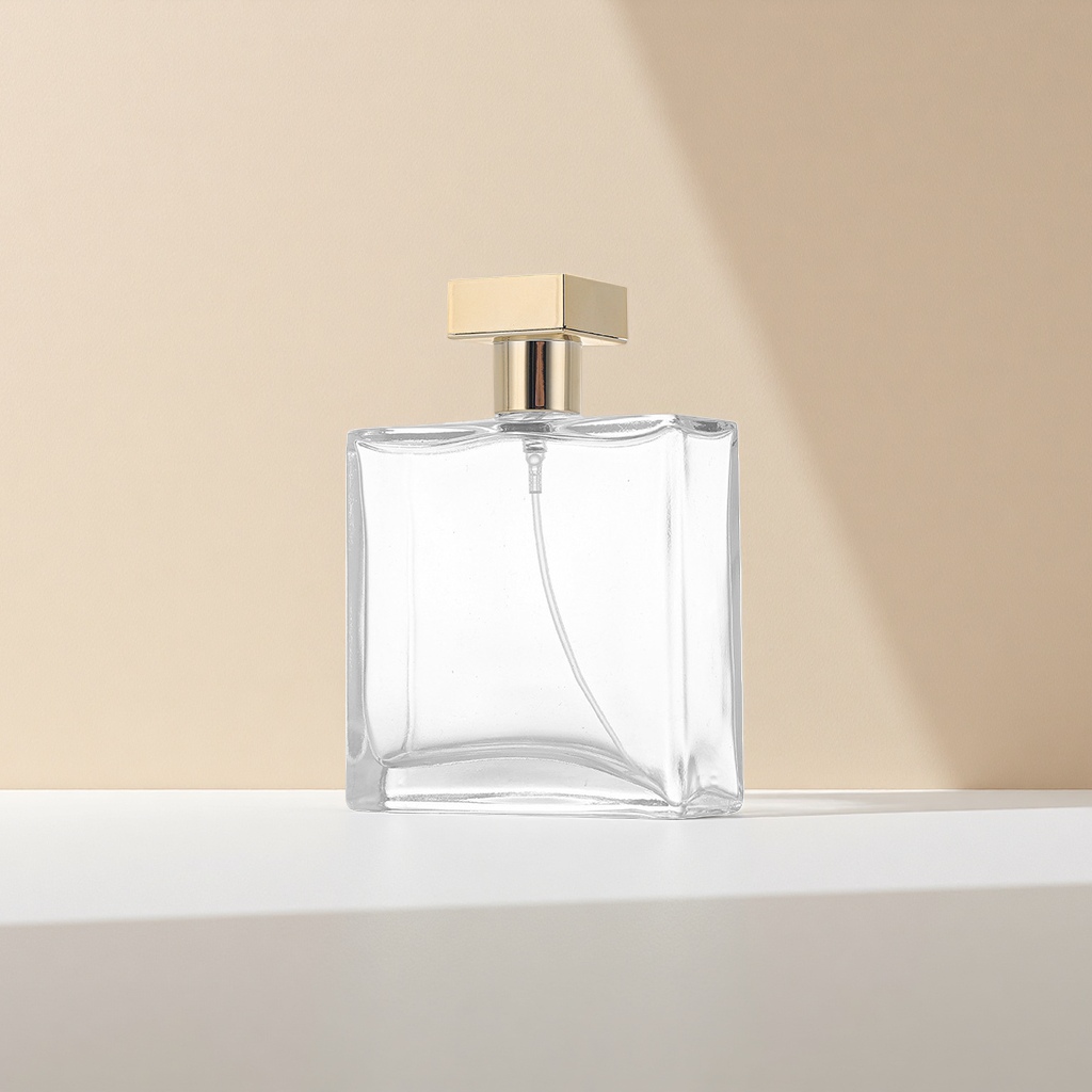 A 30ml exquisite fragrance container with a transparent glass perfume bottle and a golden square cap Application Scenario