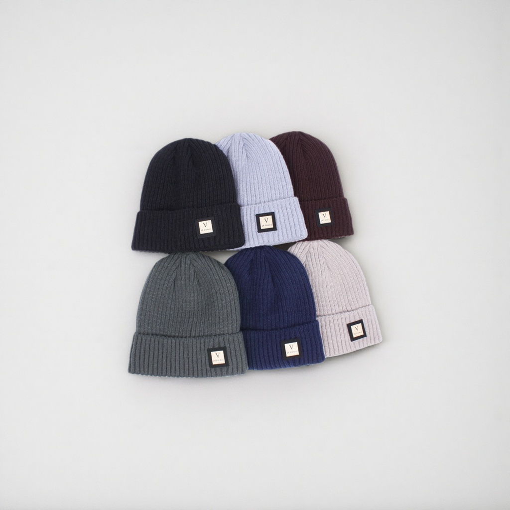 The multi-color knitted cap is a unisex warm woolen cap that is fashionable and versatile in autumn and winter details Picture
