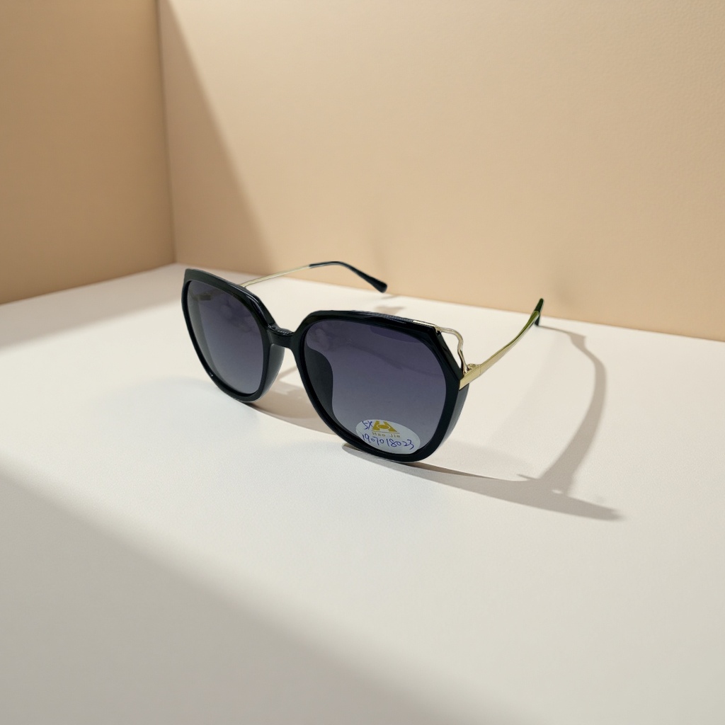 Black sunglasses with golden decorative frames, unisex UV protection, fashionable and trendy style Application Scenario
