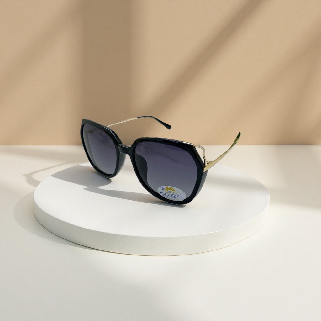 Black sunglasses with golden decorative frames, unisex UV protection, fashionable and trendy style