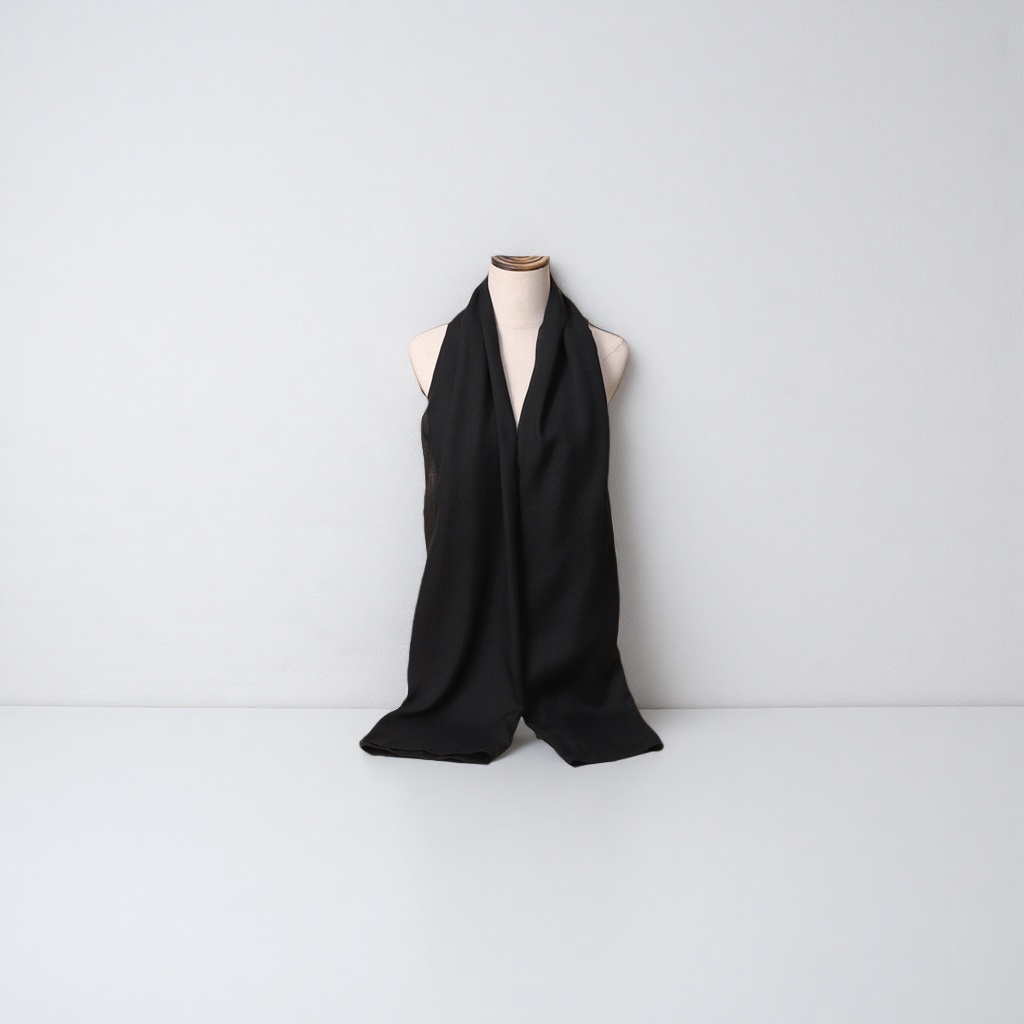 The black cashmere scarf is light, warm and a versatile neck accessory for winter Application Scenario