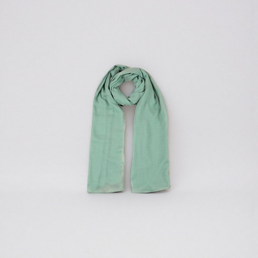 A light green velvet scarf is a luxurious and retro style that makes your skin look fairer when paired with a coat Application Scenario