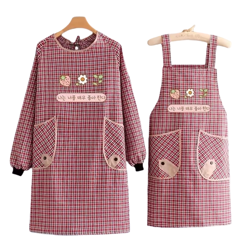 The red and white checkered strawberry Daisy apron features a long-sleeved one-piece design on the left side and a short pocket with a small fish decoration on the right side Item Picture