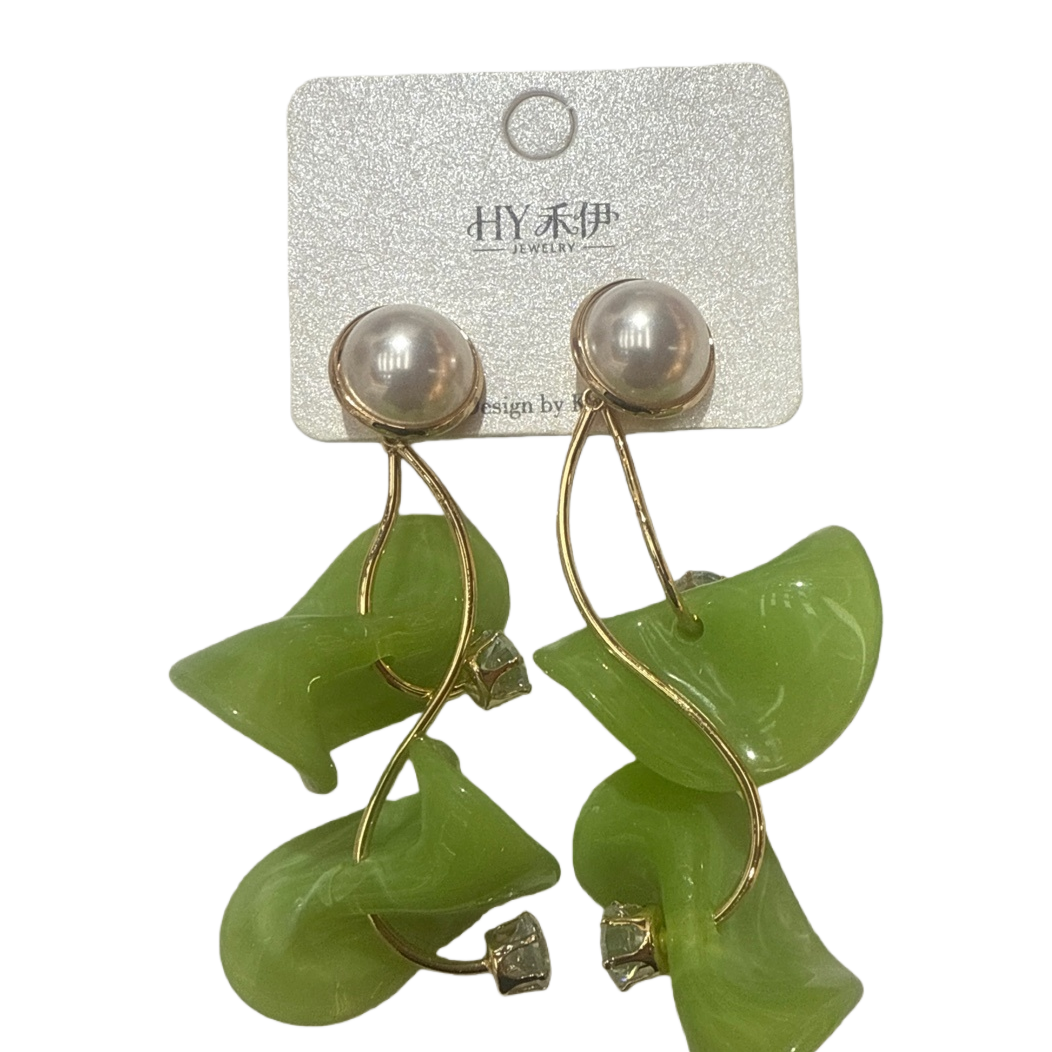 Green leaf-shaped earrings with a golden metal frame and pearl crystal decoration Item Picture