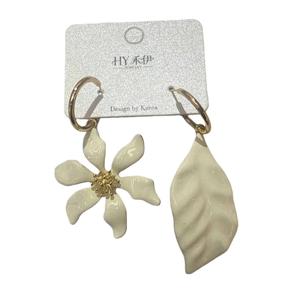 The white flower and leaf-shaped earrings feature a fashionable, simple and light luxury design Item Picture