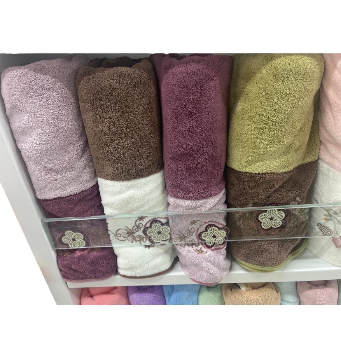 Colorful towel rolls are soft, water-absorbing and quick-drying. They are suitable for home bathrooms and children's cartoon prints Item Picture