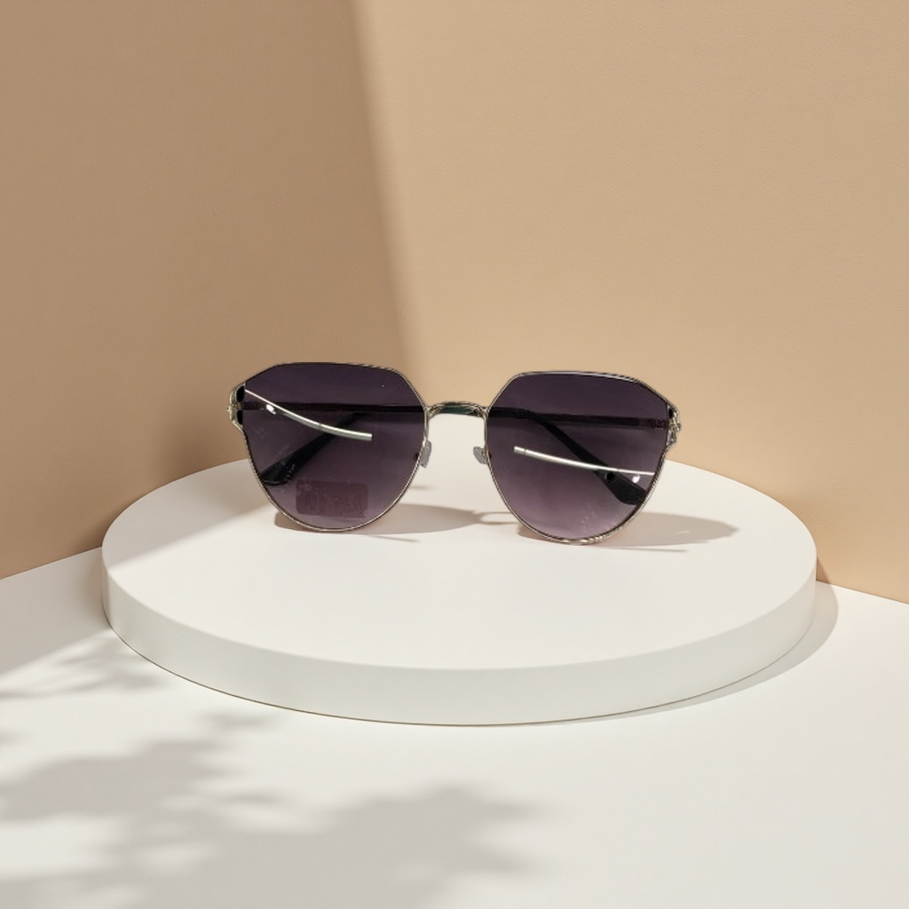 Golden-framed sunglasses with metal frames are light and comfortable, making them a must-have for daily commutes and travels