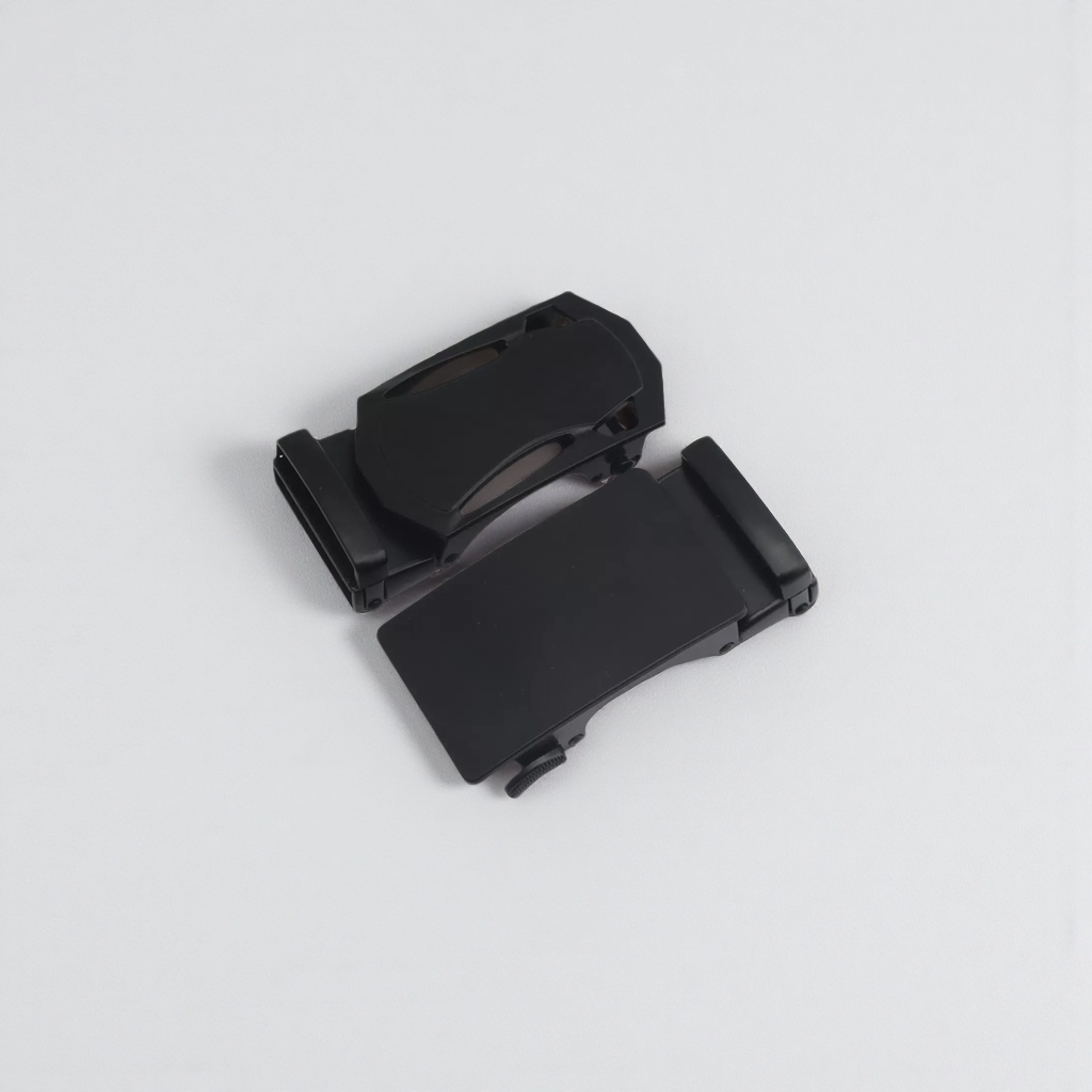 Black metal belt buckle is a simple and versatile belt accessory for men Application Scenario