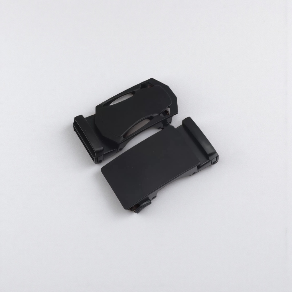 Black metal belt buckle is a simple and versatile belt accessory for men details Picture