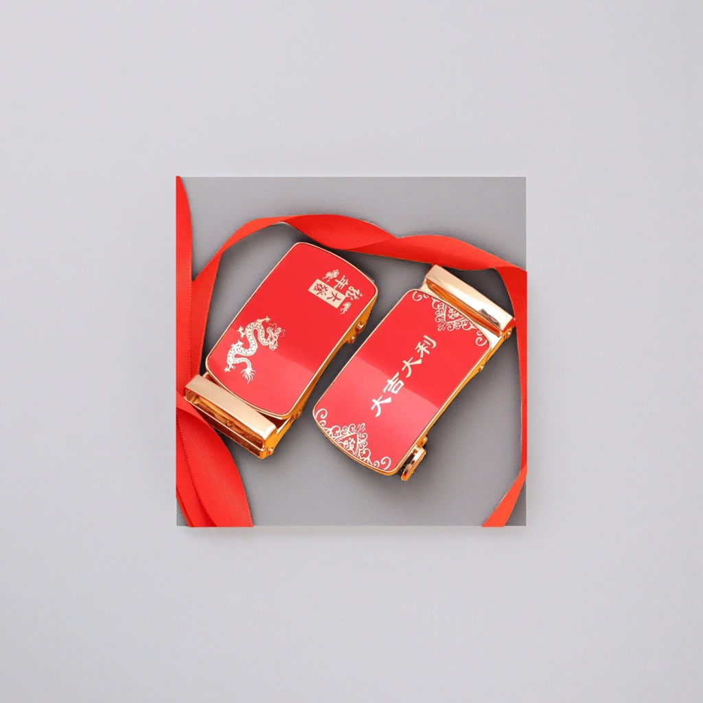 Cinturón rojo estampado dragón con hebilla bisel dorado con cinta roja con respaldo de tela amarilla Application Scenario
