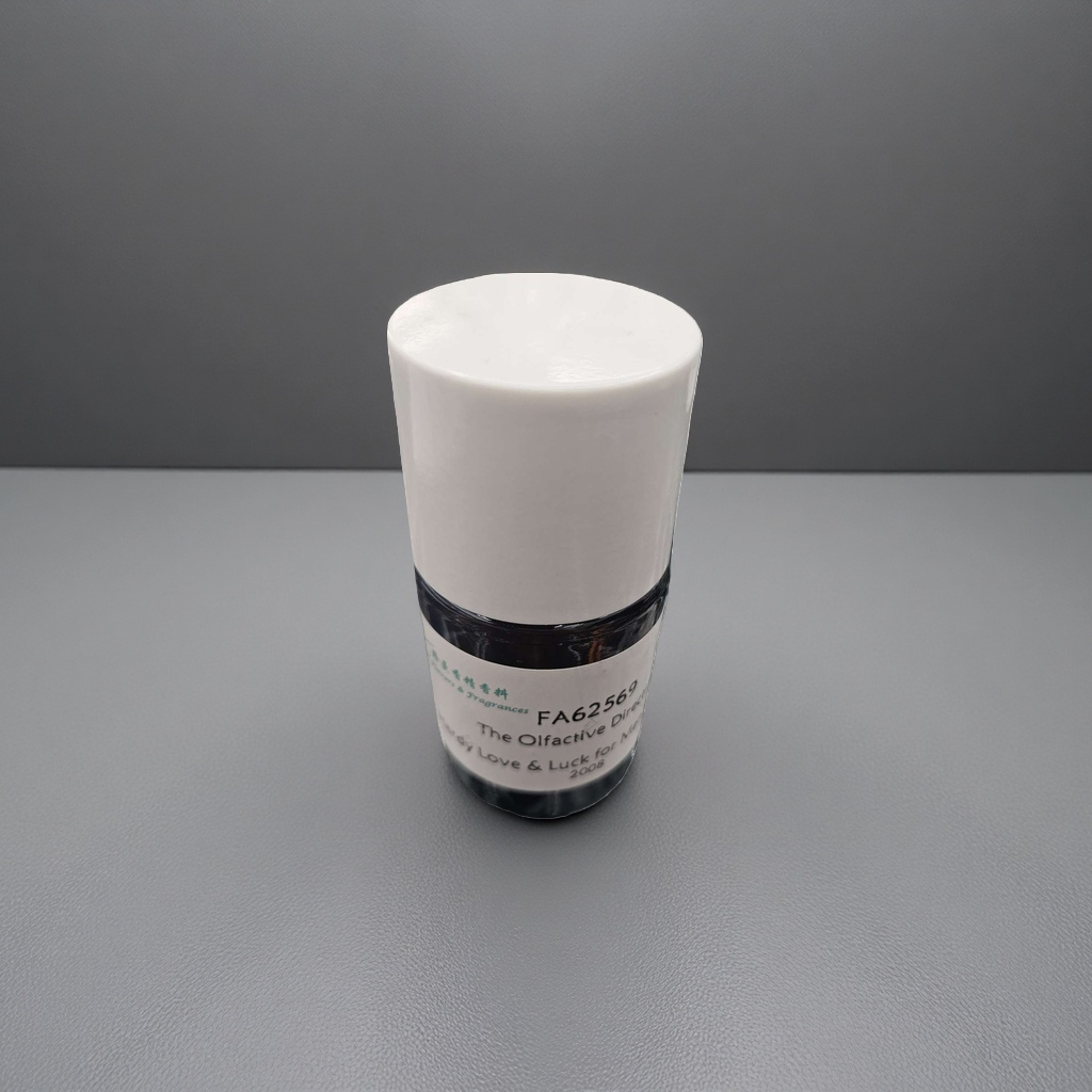 White bottle cap and dark bottle body perfume sample, fresh and elegant ladies' fragrance trial set Application Scenario