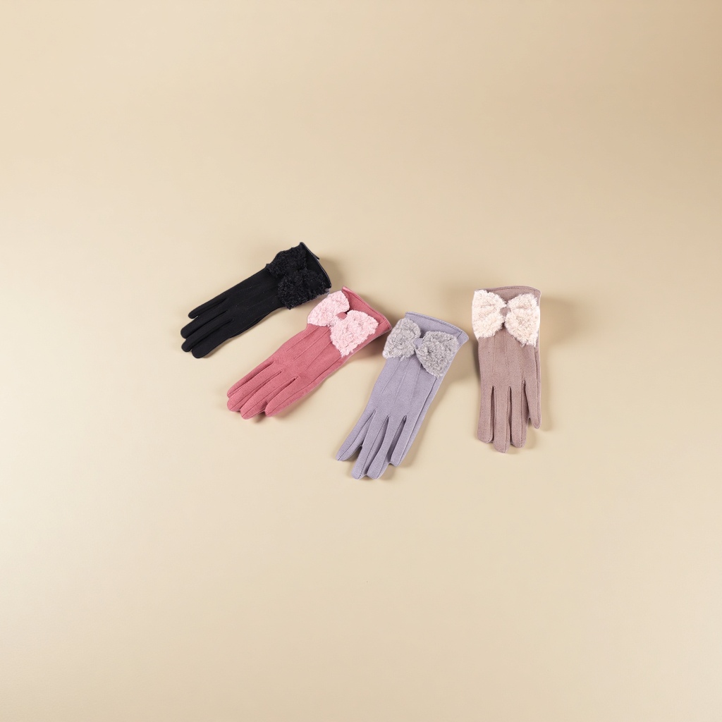 Four-color plush bow gloves are a warm and cute autumn and winter accessory for women Application Scenario