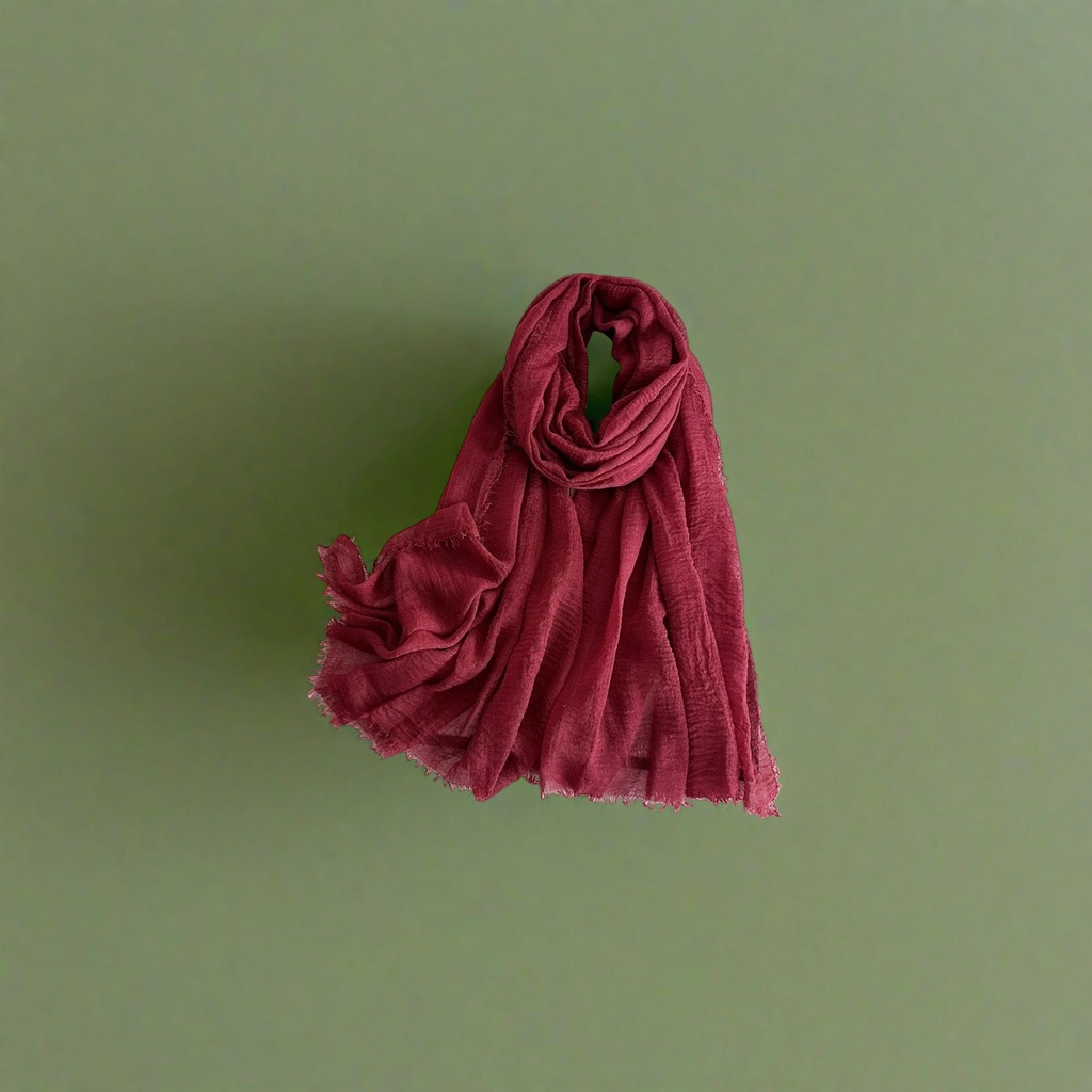 A wine red cashmere scarf is a warm, fashionable and versatile women's scarf for autumn and winter Application Scenario