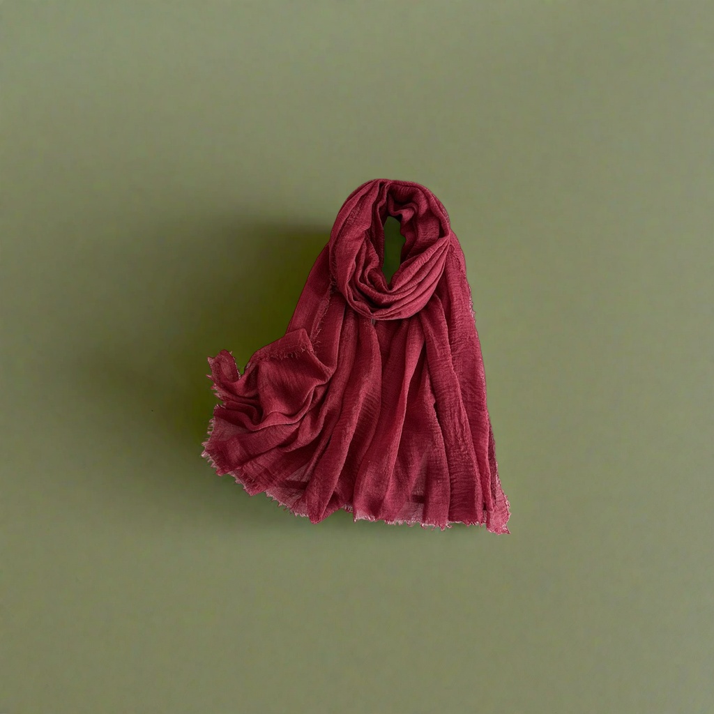 A wine red cashmere scarf is a warm, fashionable and versatile women's scarf for autumn and winter details Picture