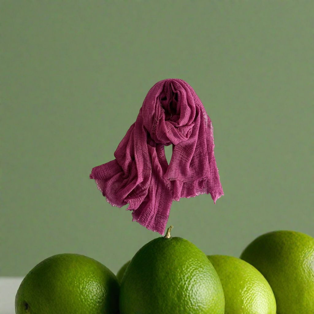 This purple-red pleated scarf is a fashionable and versatile long knitted piece for warmth in autumn and winter