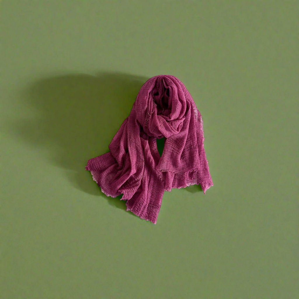 This purple-red pleated scarf is a fashionable and versatile long knitted piece for warmth in autumn and winter details Picture