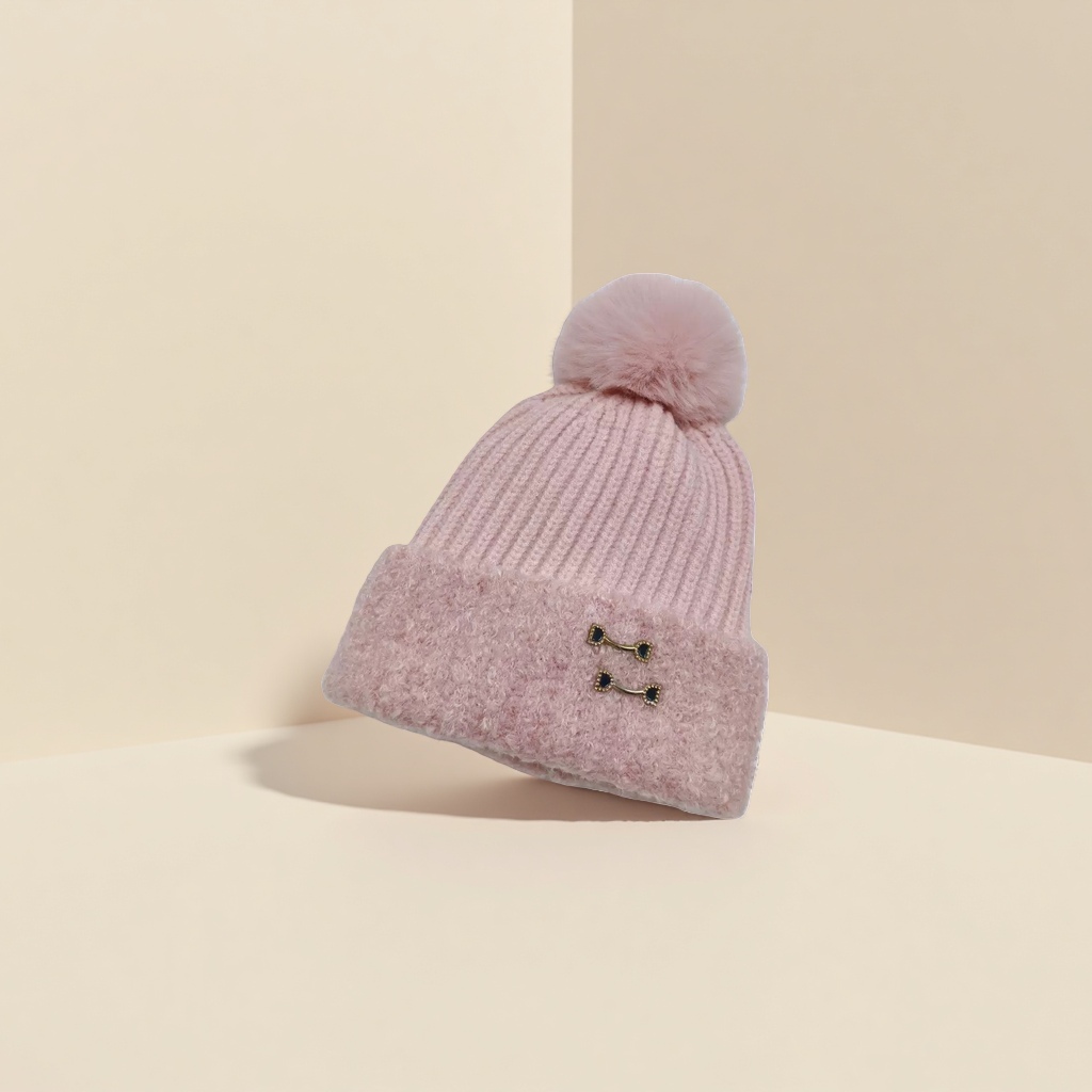 The pink woolen cap has a fluffy ball on the top, a brim and black gold metal fasteners Application Scenario