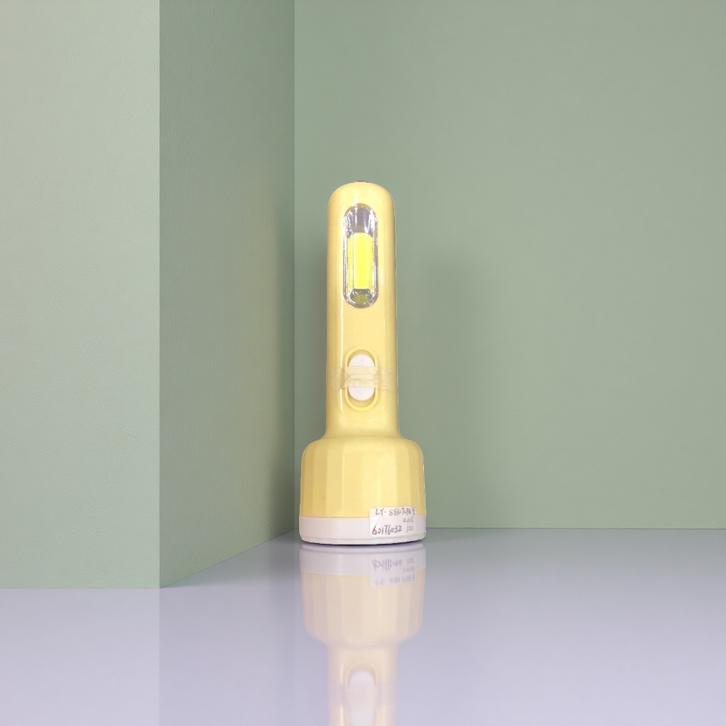 黄色手电筒 LED强光充电式便携防水户外照明工具