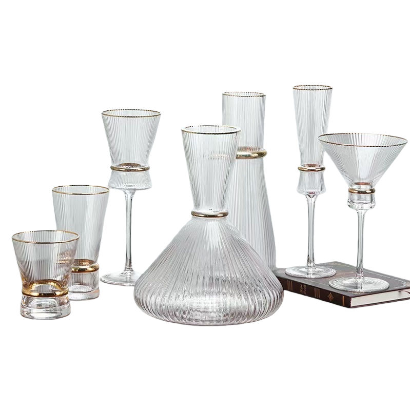 Transparent striped glass wine set, handcrafted red wine glass and white wine glass details Picture