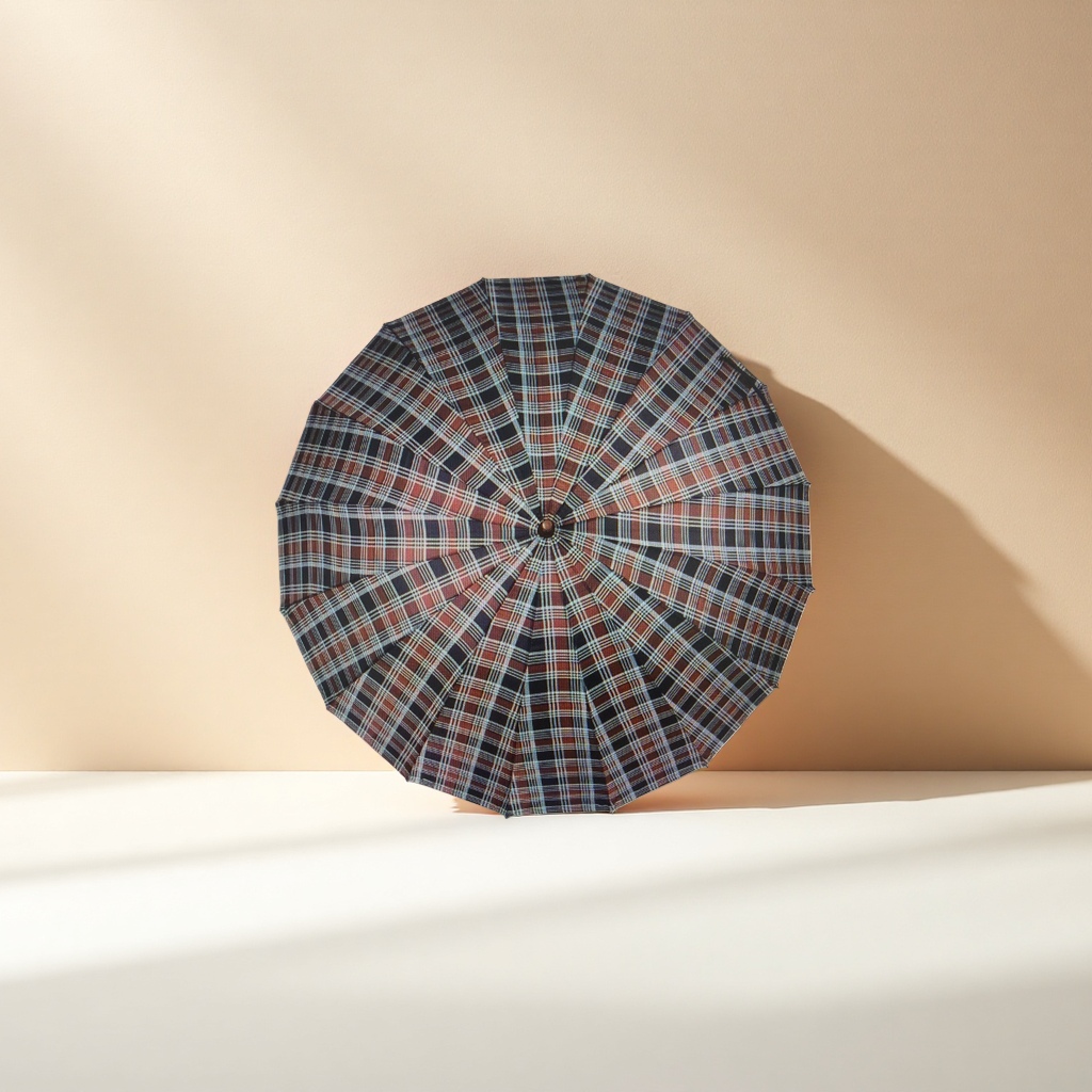 The checkered pattern folding umbrella is portable and can protect against sun and rain, suitable for both sunny and rainy days Application Scenario