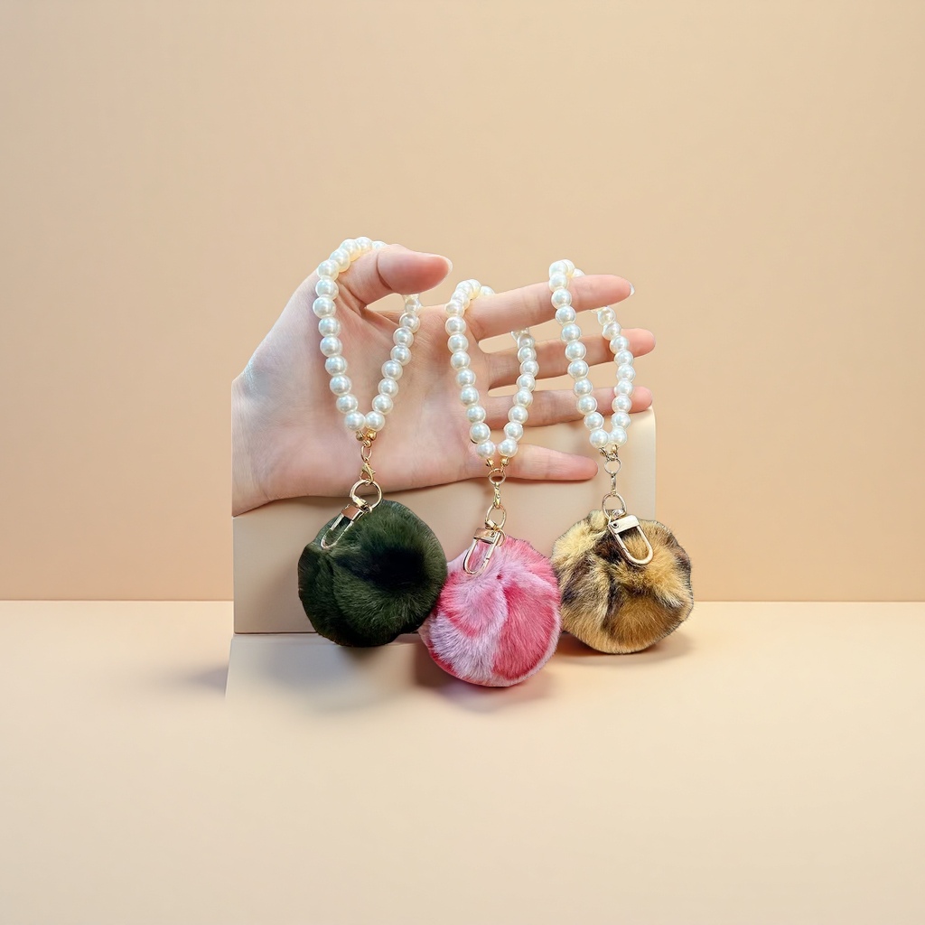 Three types of pearl bracelet pendants and plush ball keychains are cute accessories suitable for both men and women details Picture