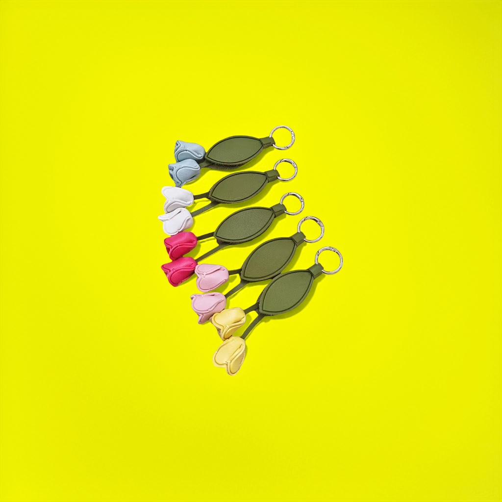 The colorful tulip-shaped leather keychain is a fashionable and simple car accessory suitable for both men and women