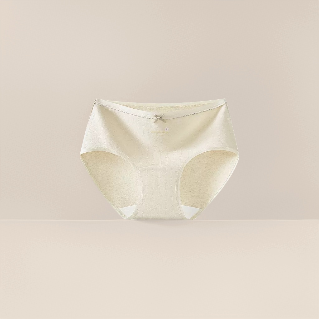 The off-white pure cotton women's underwear is breathable, comfortable, seamless and close-fitting Application Scenario
