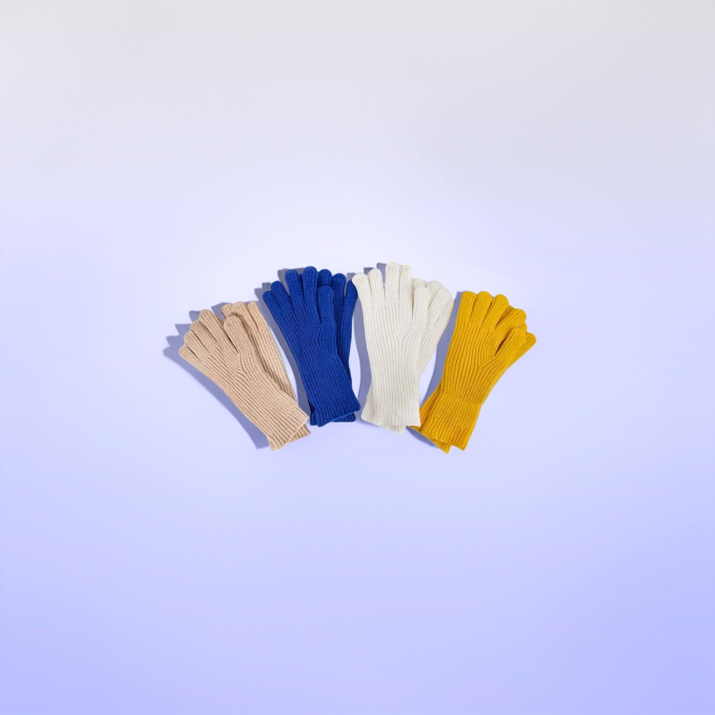 Four pairs of colorful knitted gloves, suitable for both men and women, warm and anti-slip for autumn and winter Application Scenario