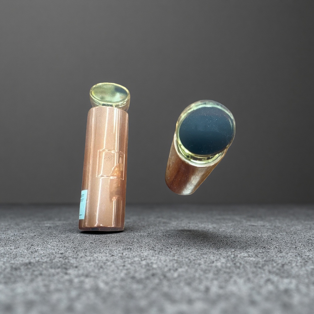Copper-colored shell and golden cap lipstick, long-lasting color and moisturizing lipstick Application Scenario