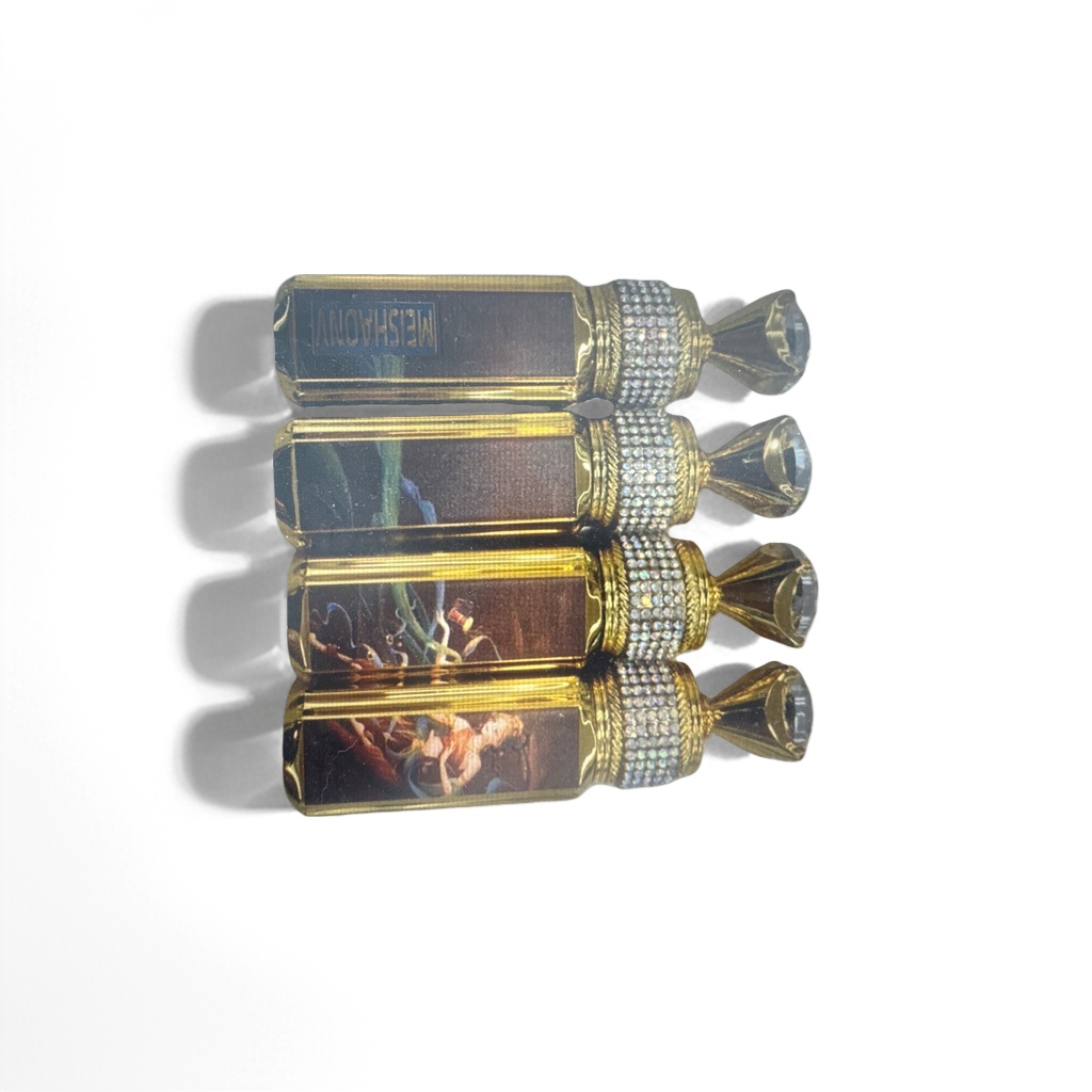 The golden diamond-encrusted bottle design exudes an exquisite and luxurious feel, making it suitable for both skin care and makeup details Picture