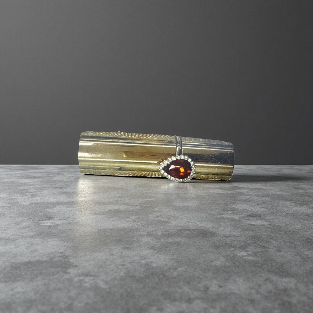 A fashionable, simple and versatile necklace with a golden cylindrical red gemstone pendant Application Scenario